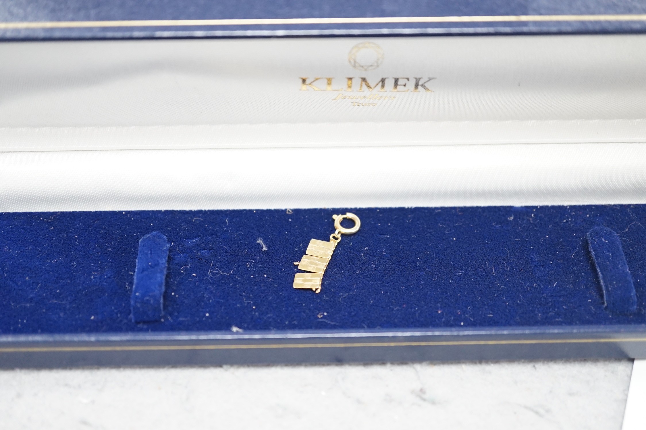 A modern 9ct gold fringe necklace, 44cm(a.f.) and a 9ct bracelet, 18.5cm, 33.2 grams.